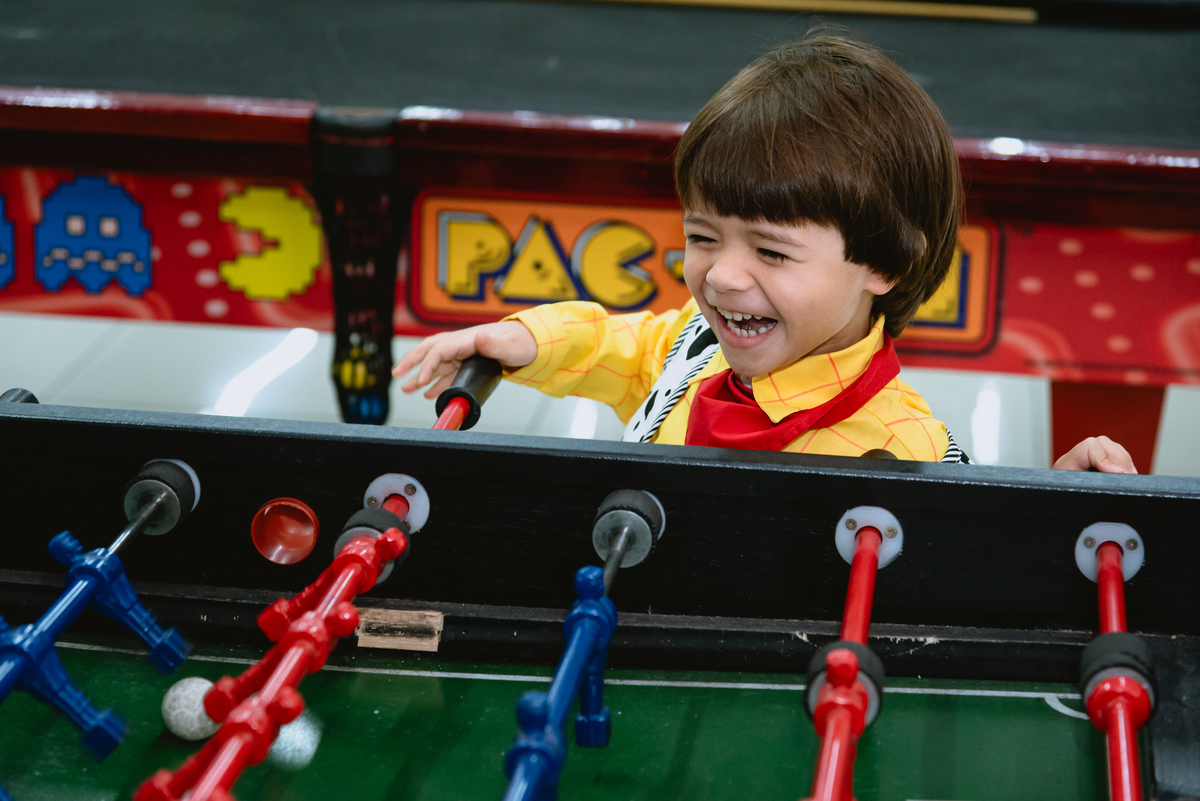 pai brincando com o filho de totó