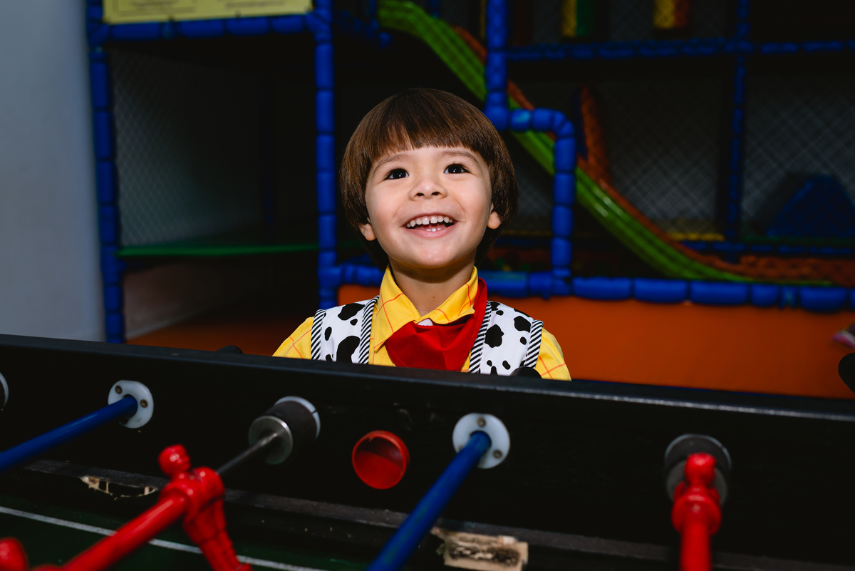 pai brincando com o filho de totó