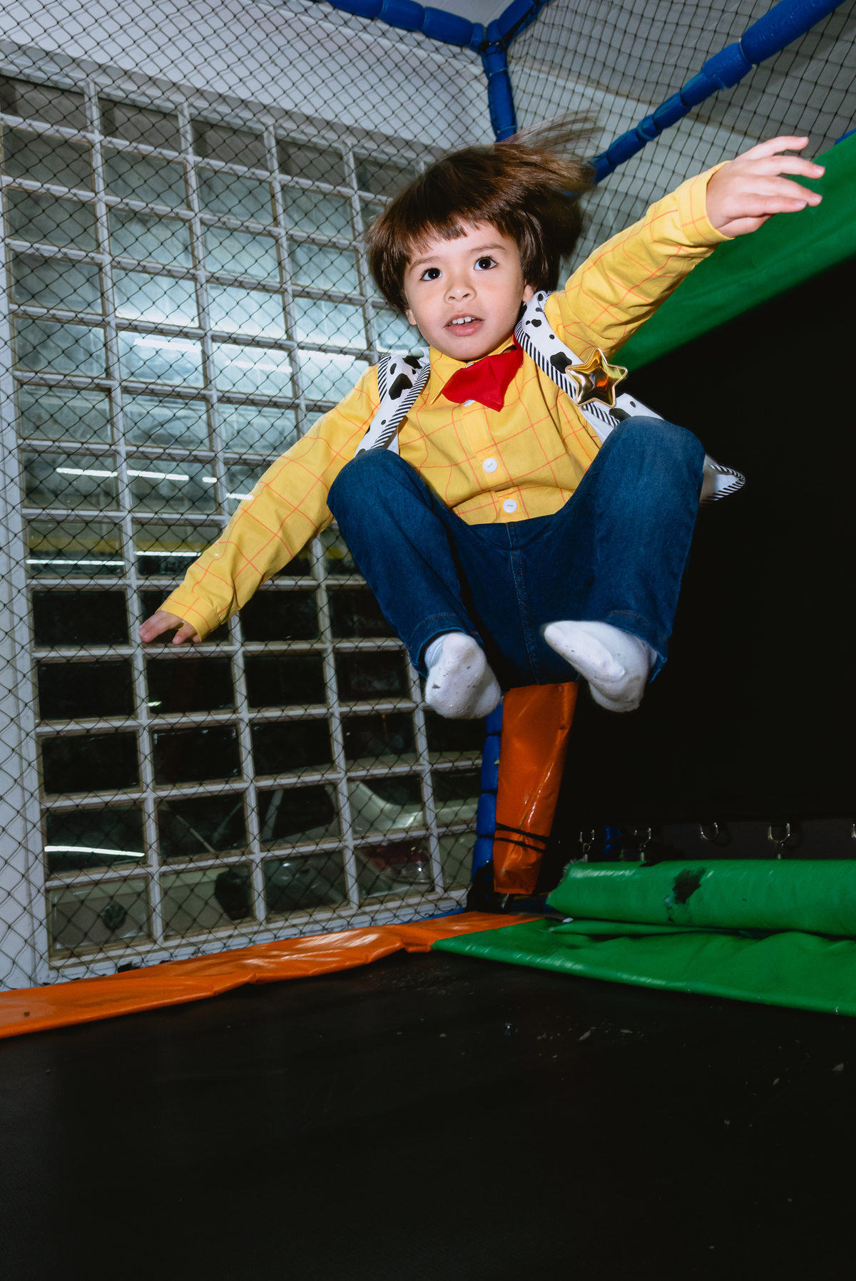 criança brincando no pula pula