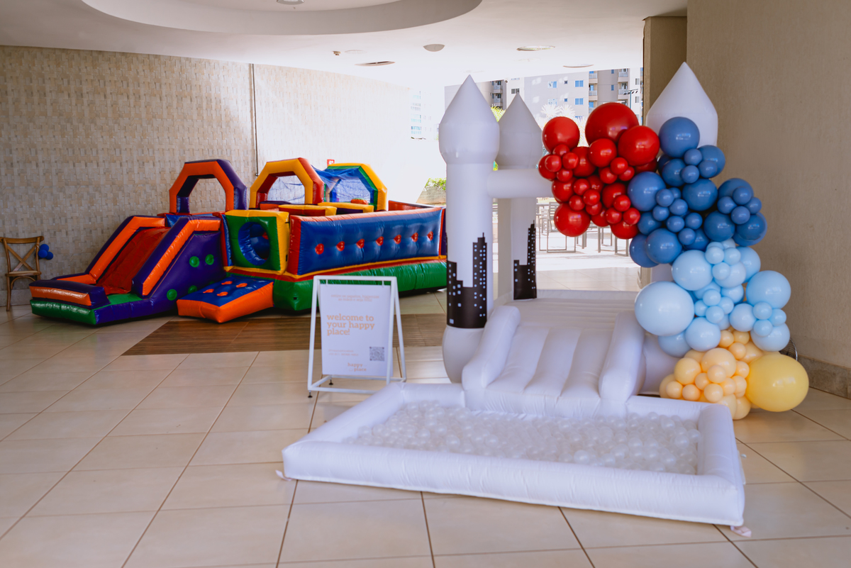 foto de festa de crianças - fotógrafo infantil - decoração de liga da justiça - decoradora Comamorbee