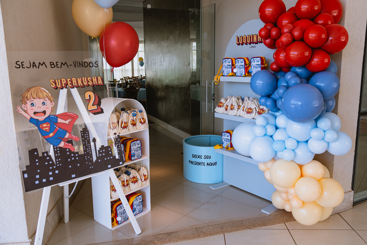 foto de festa de crianças - fotógrafo infantil - decoração de liga da justiça - decoradora Comamorbee