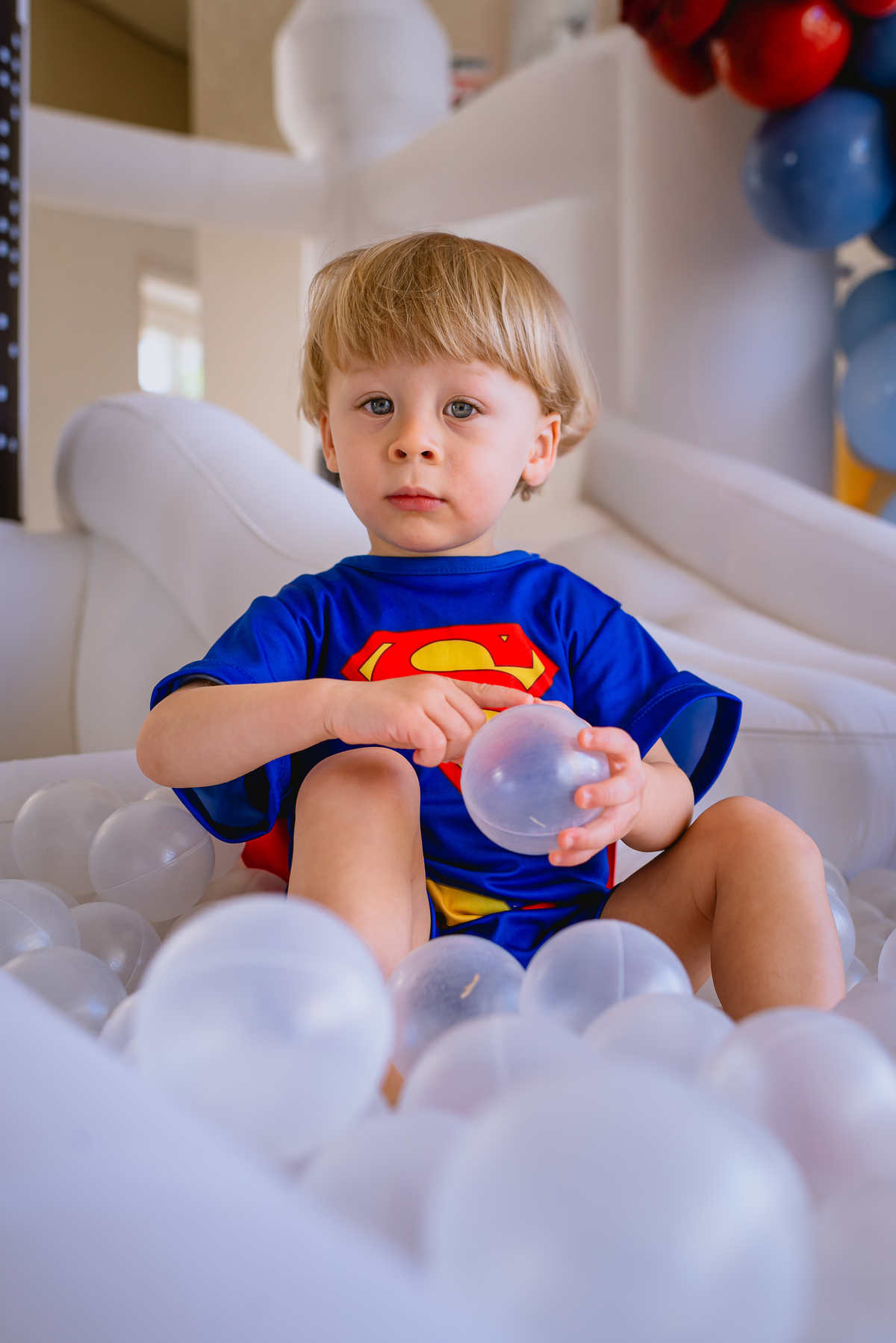 foto de festa de crianças - fotógrafo infantil - criança brincando no pula pula inflável 