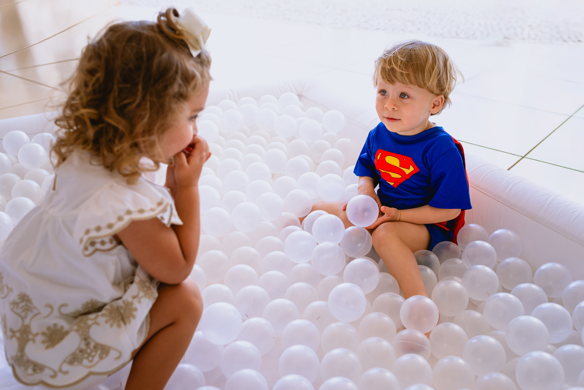 foto de festa de crianças - fotógrafo infantil - criança brincando no pula pula inflável 