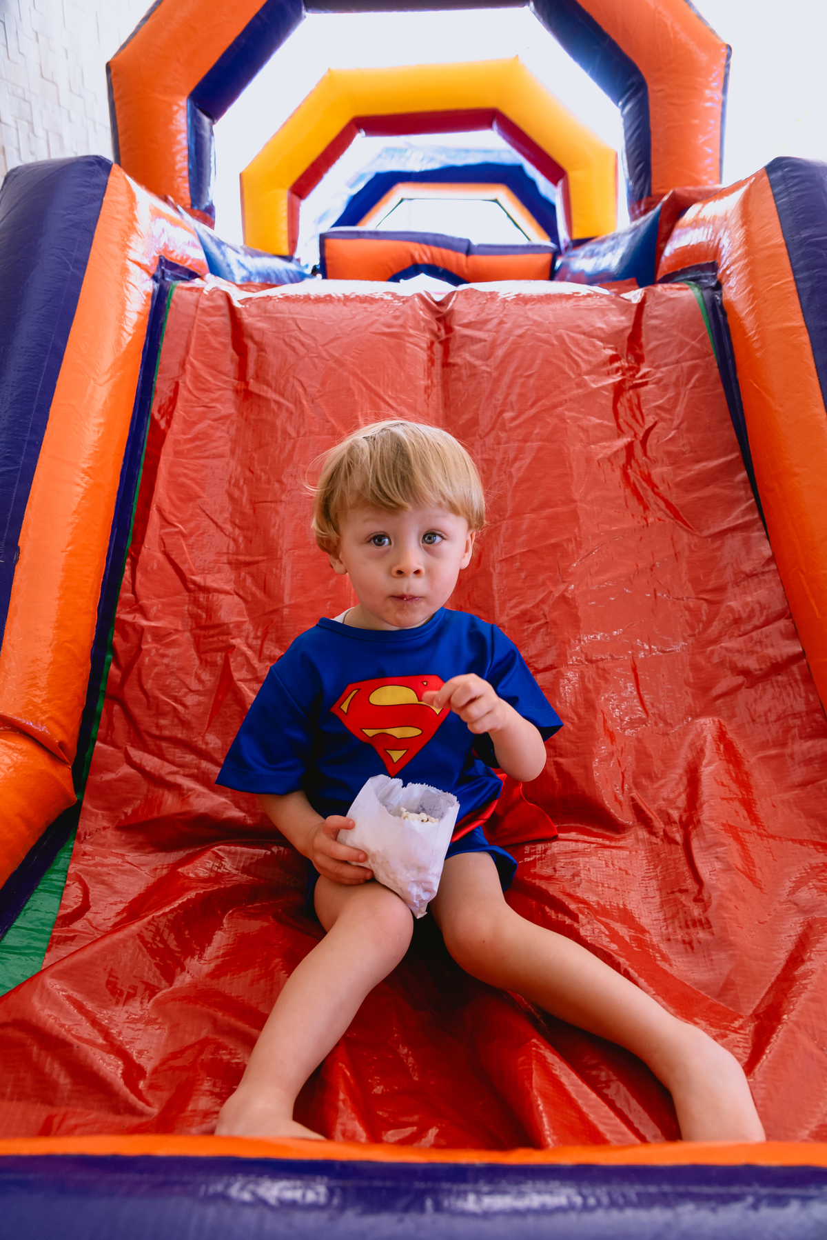 foto de festa de crianças - fotógrafo infantil - criança brincando no pula pula inflável 