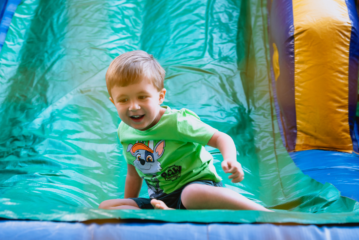 foto de festa de crianças - fotógrafo infantil - criança no pula pula