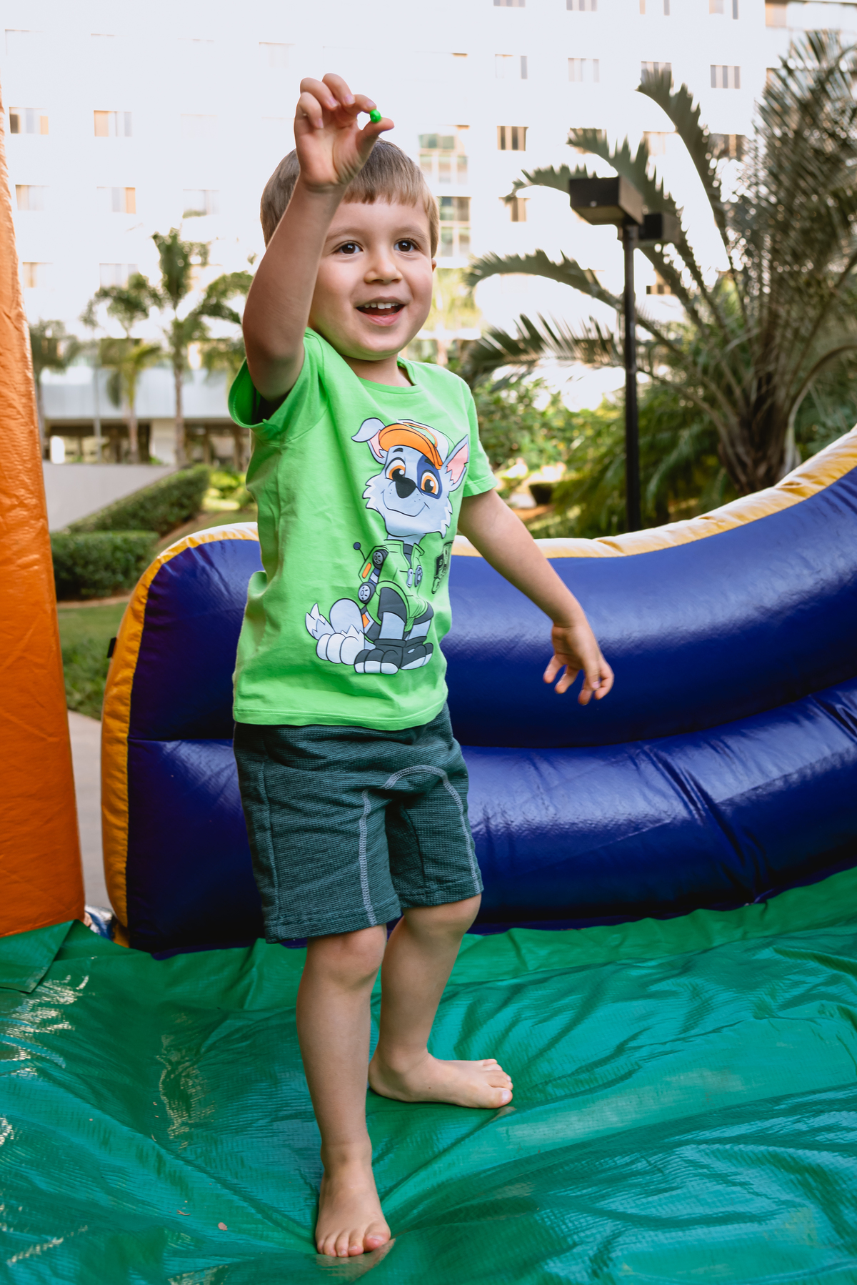 foto de festa de crianças - fotógrafo infantil - criança no pula pula