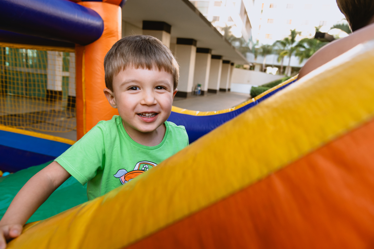 foto de festa de crianças - fotógrafo infantil - criança no pula pula