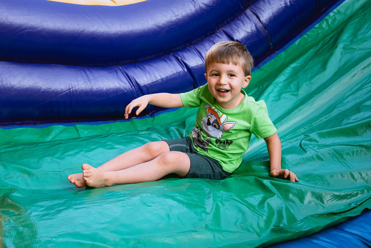 foto de festa de crianças - fotógrafo infantil - criança no pula pula