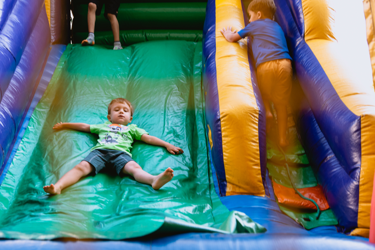 foto de festa de crianças - fotógrafo infantil - criança no pula pula