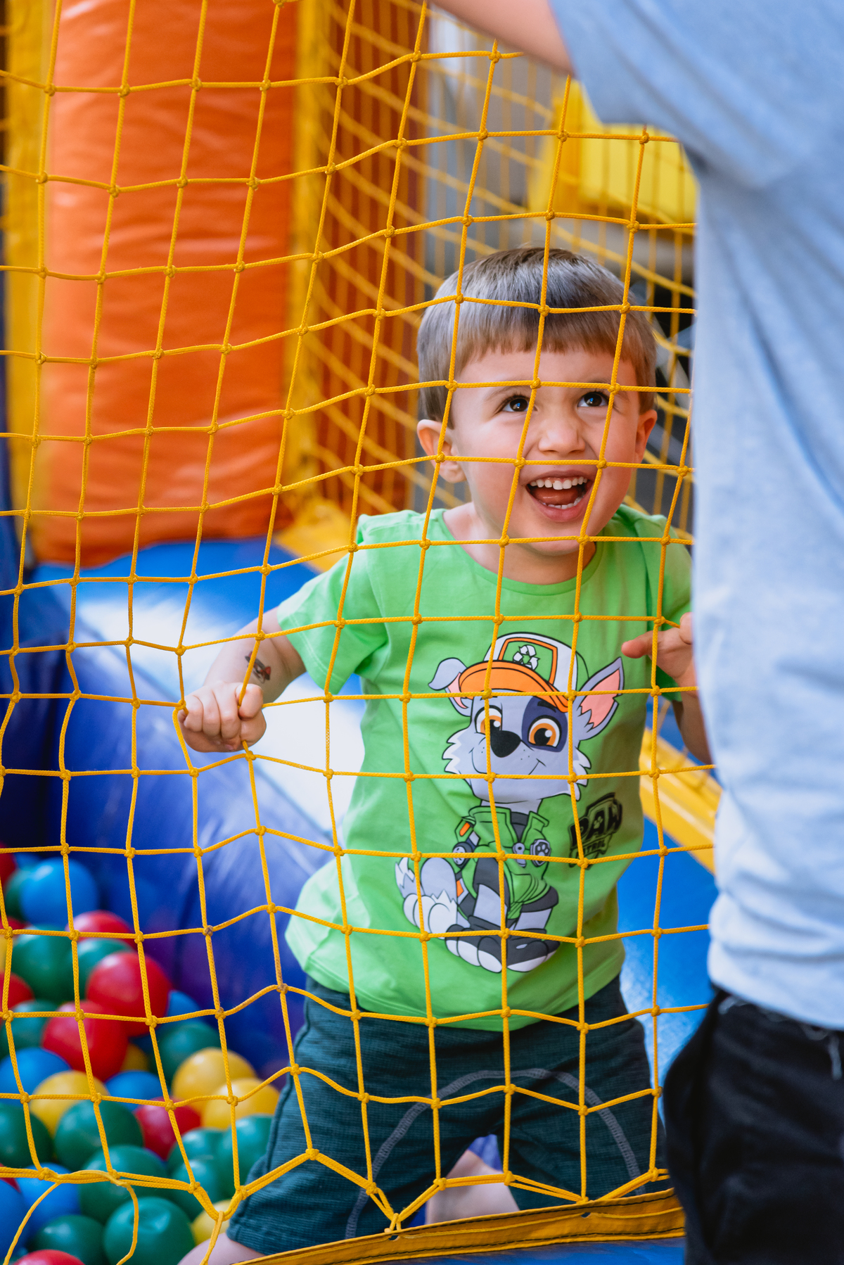 foto de festa de crianças - fotógrafo infantil - criança no pula pula