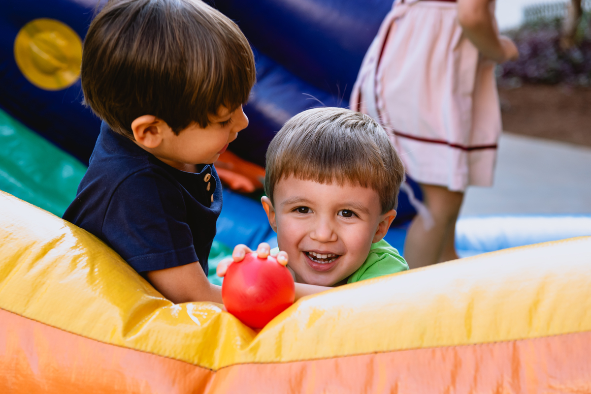 foto de festa de crianças - fotógrafo infantil - criança no pula pula