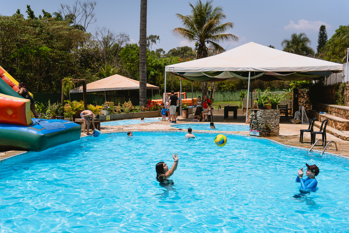 foto de festa de crianças - fotógrafo infantil - brincando na piscina 