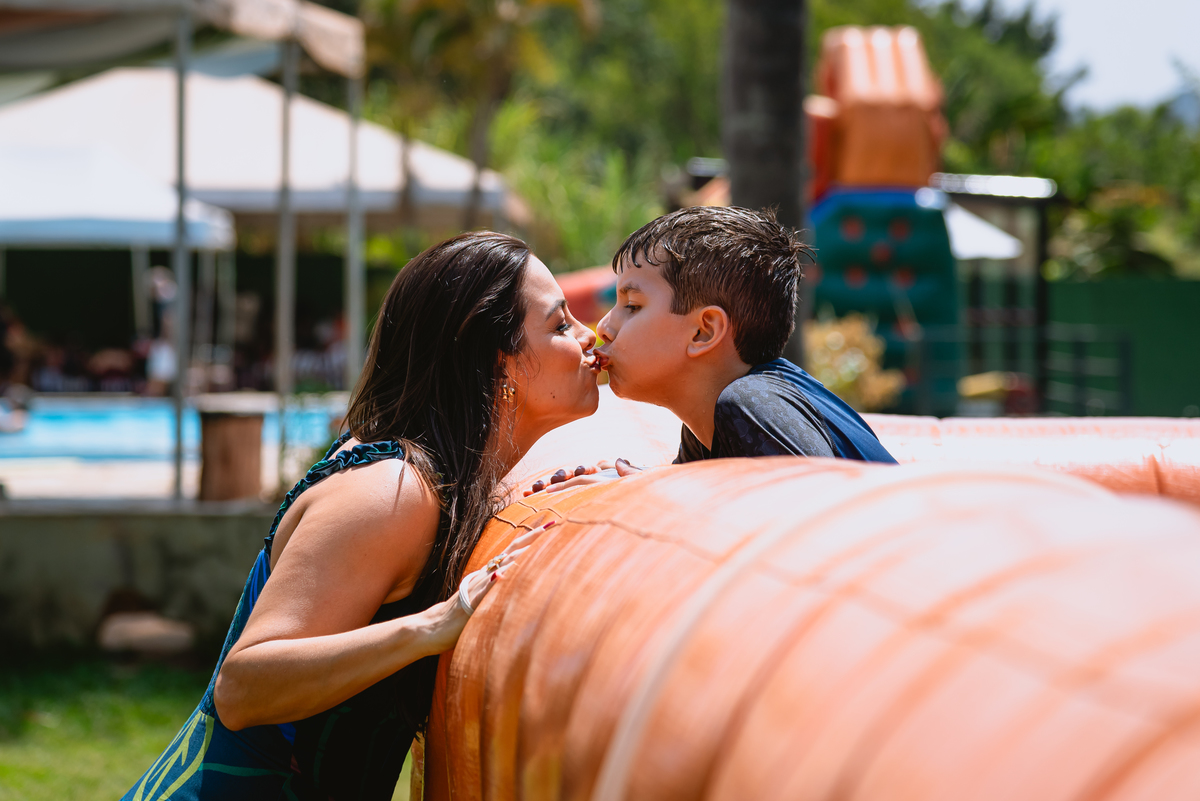 foto de festa de crianças - fotógrafo infantil - carinho na mãe