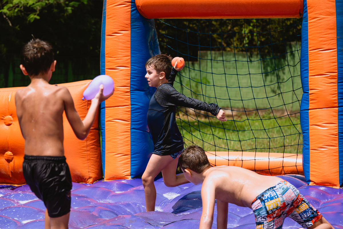 foto de festa de crianças - fotógrafo infantil - brincando no futebol de sabão