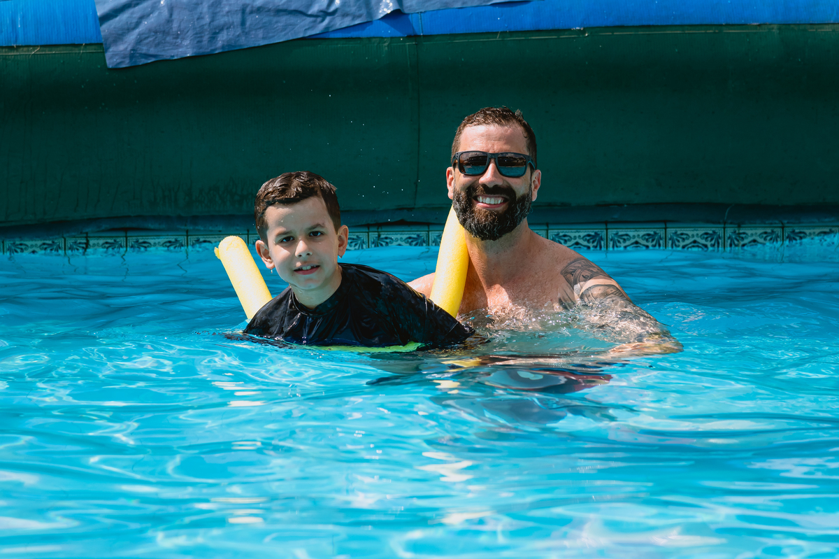 foto de festa de crianças - fotógrafo infantil - brincando na piscina 