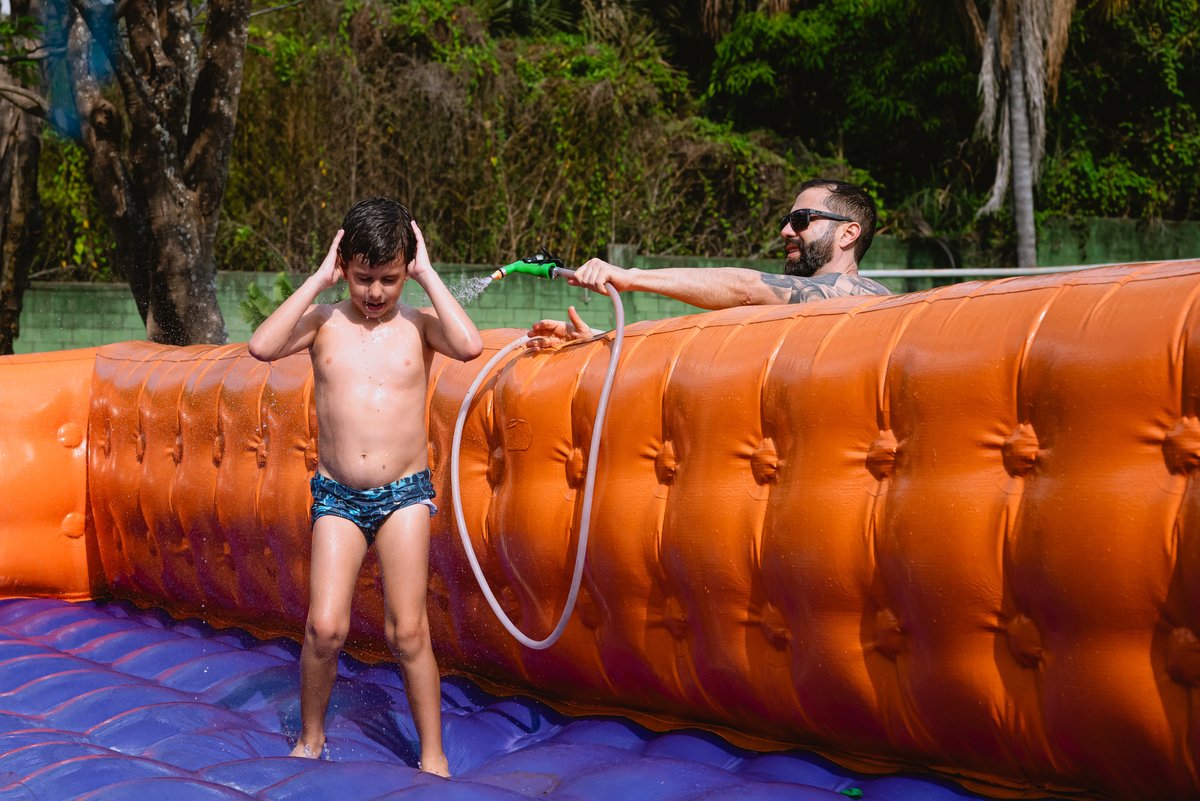 foto de festa de crianças - fotógrafo infantil - brincando no futebol de sabão