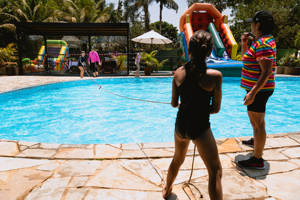 foto de festa de crianças - fotógrafo infantil - brincando na piscina 
