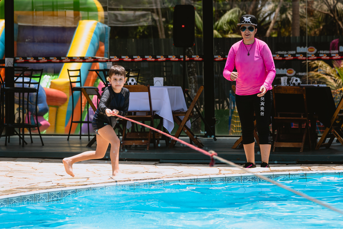 foto de festa de crianças - fotógrafo infantil - brincando na piscina 