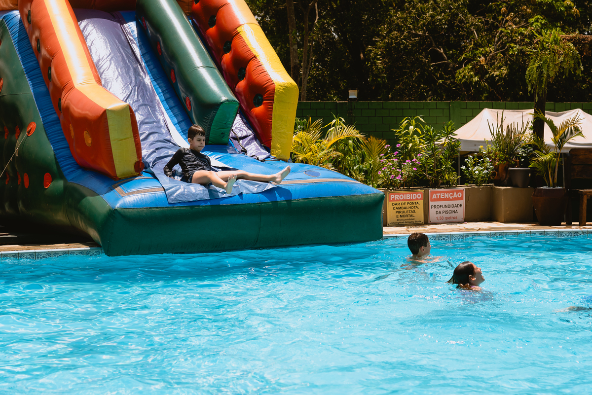foto de festa de crianças - fotógrafo infantil - brincando na piscina 
