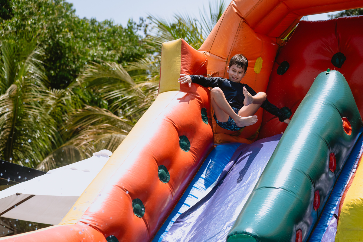 foto de festa de crianças - fotógrafo infantil - brincando na piscina 