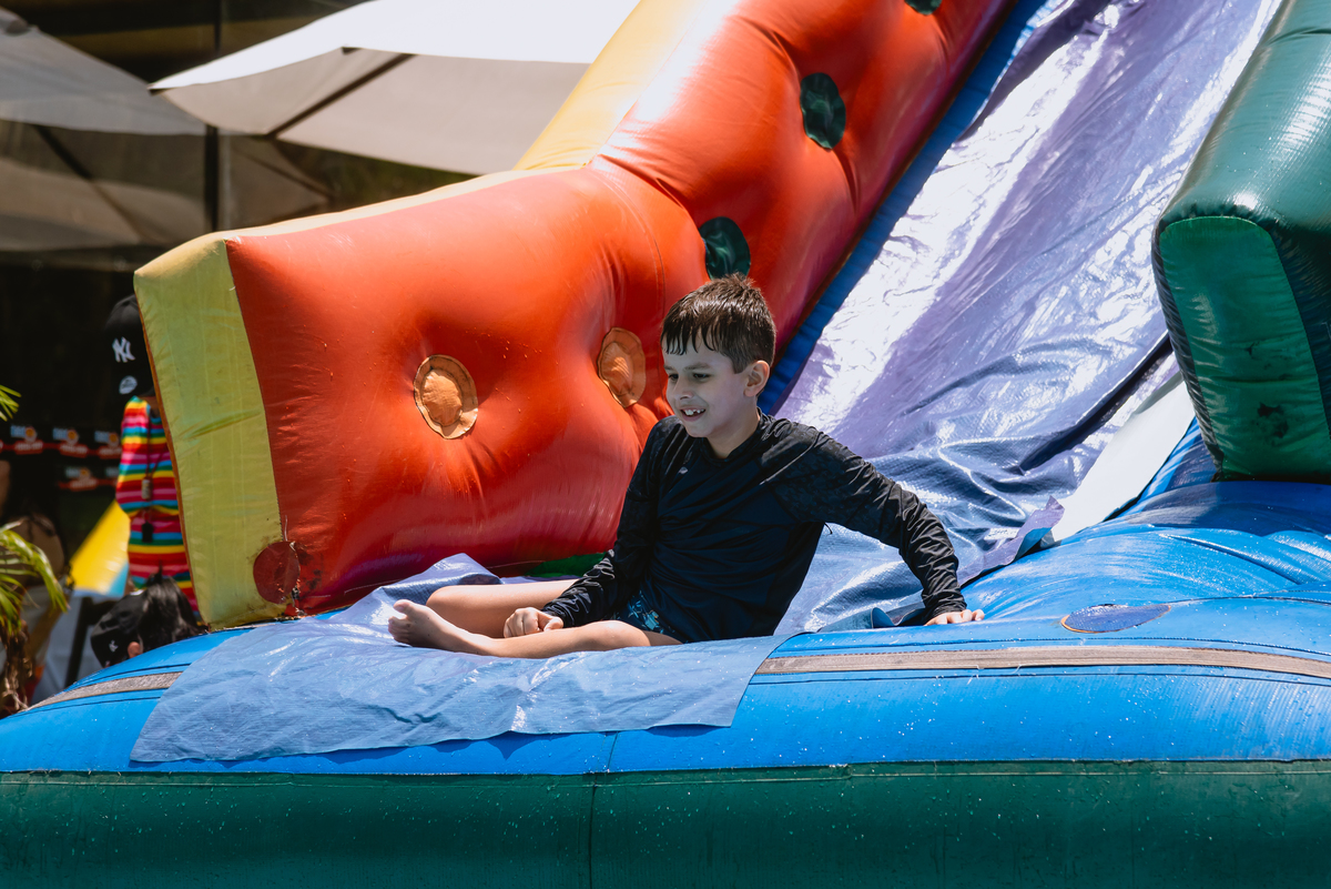 foto de festa de crianças - fotógrafo infantil - brincando na piscina 
