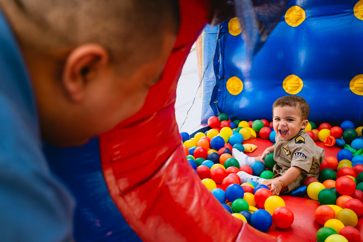 foto de festa de crianças - fotógrafo infantil - criança brincando no brinquedo inflável