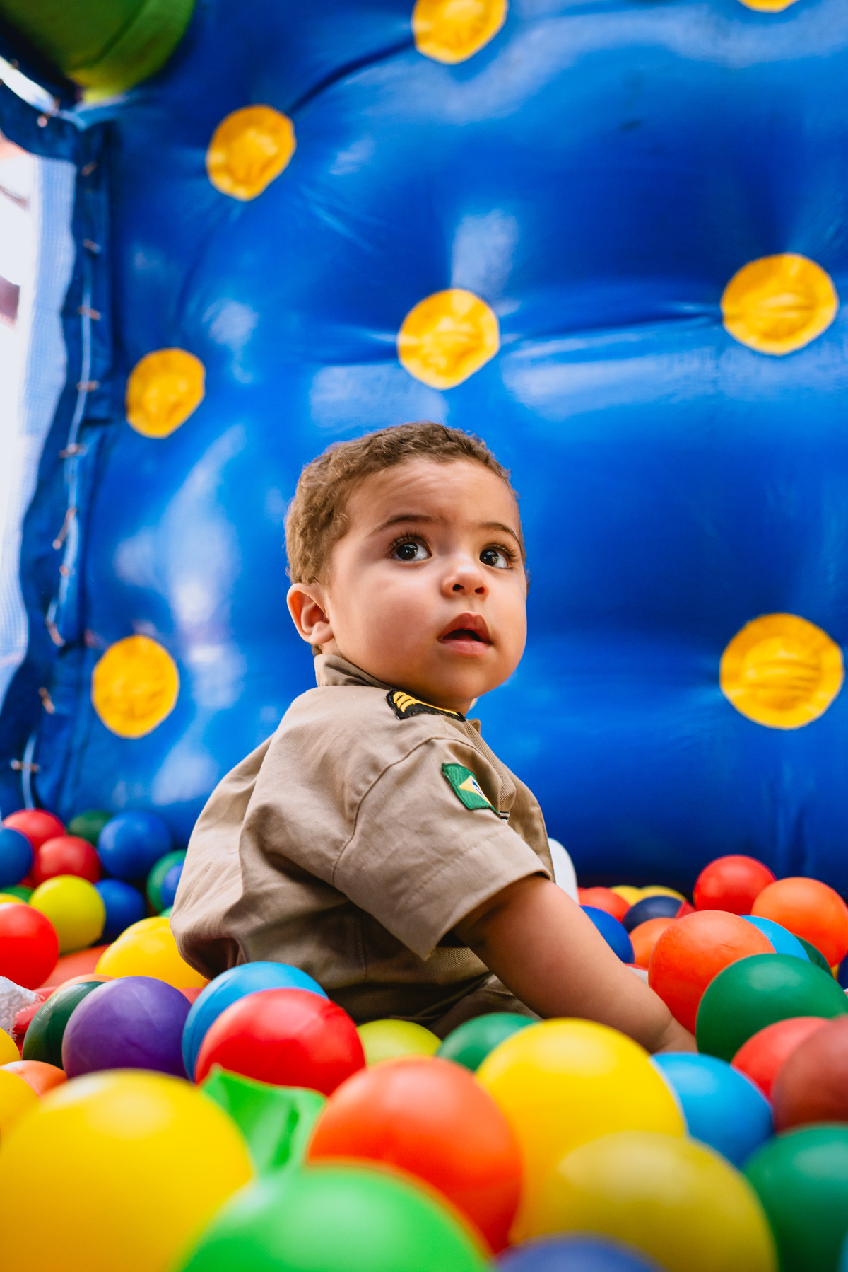 foto de festa de crianças - fotógrafo infantil - criança brincando no brinquedo inflável