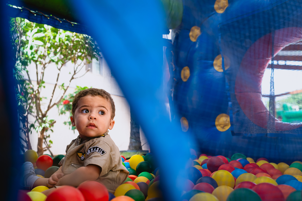 foto de festa de crianças - fotógrafo infantil - criança brincando no brinquedo inflável