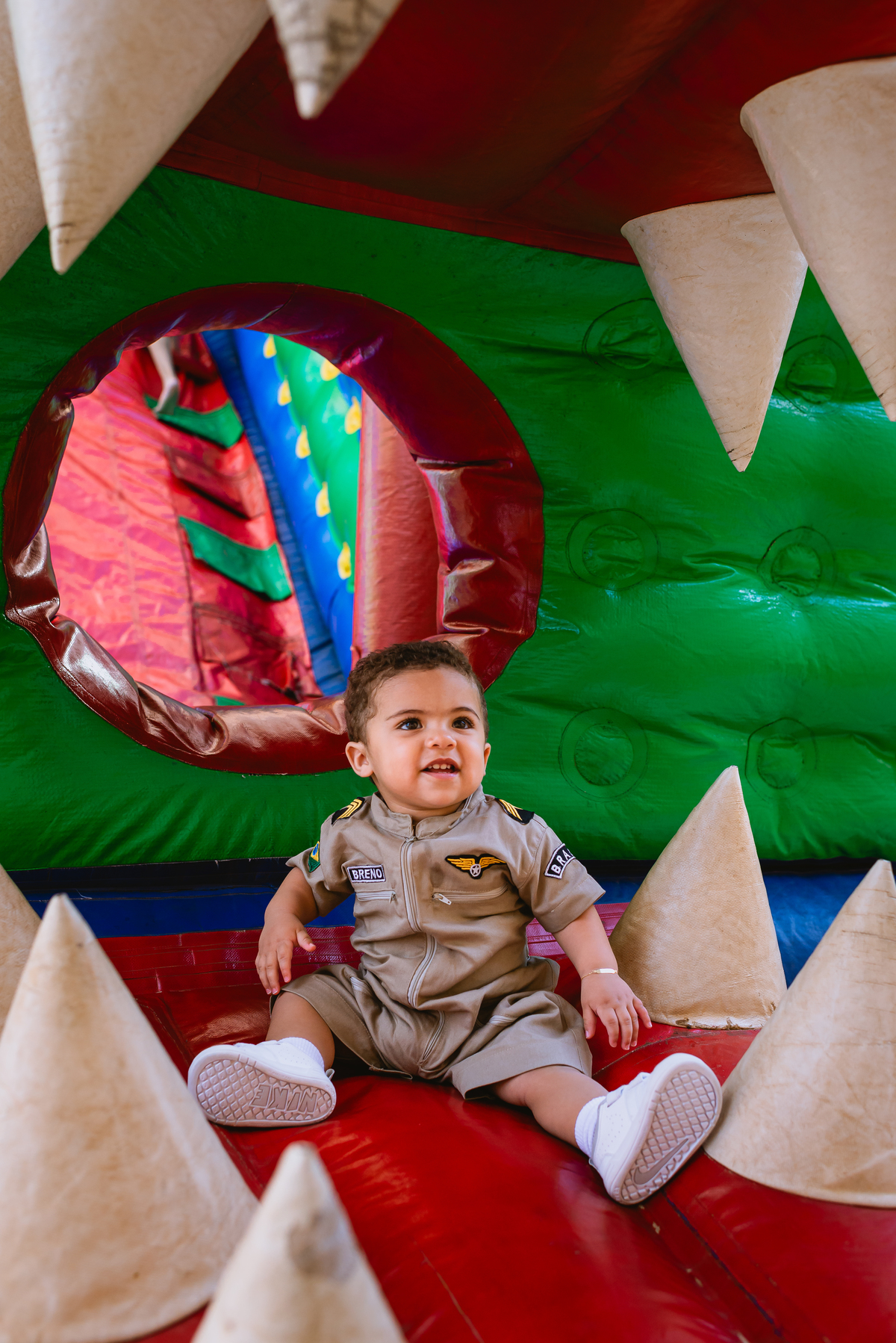 foto de festa de crianças - fotógrafo infantil - criança brincando no brinquedo inflável