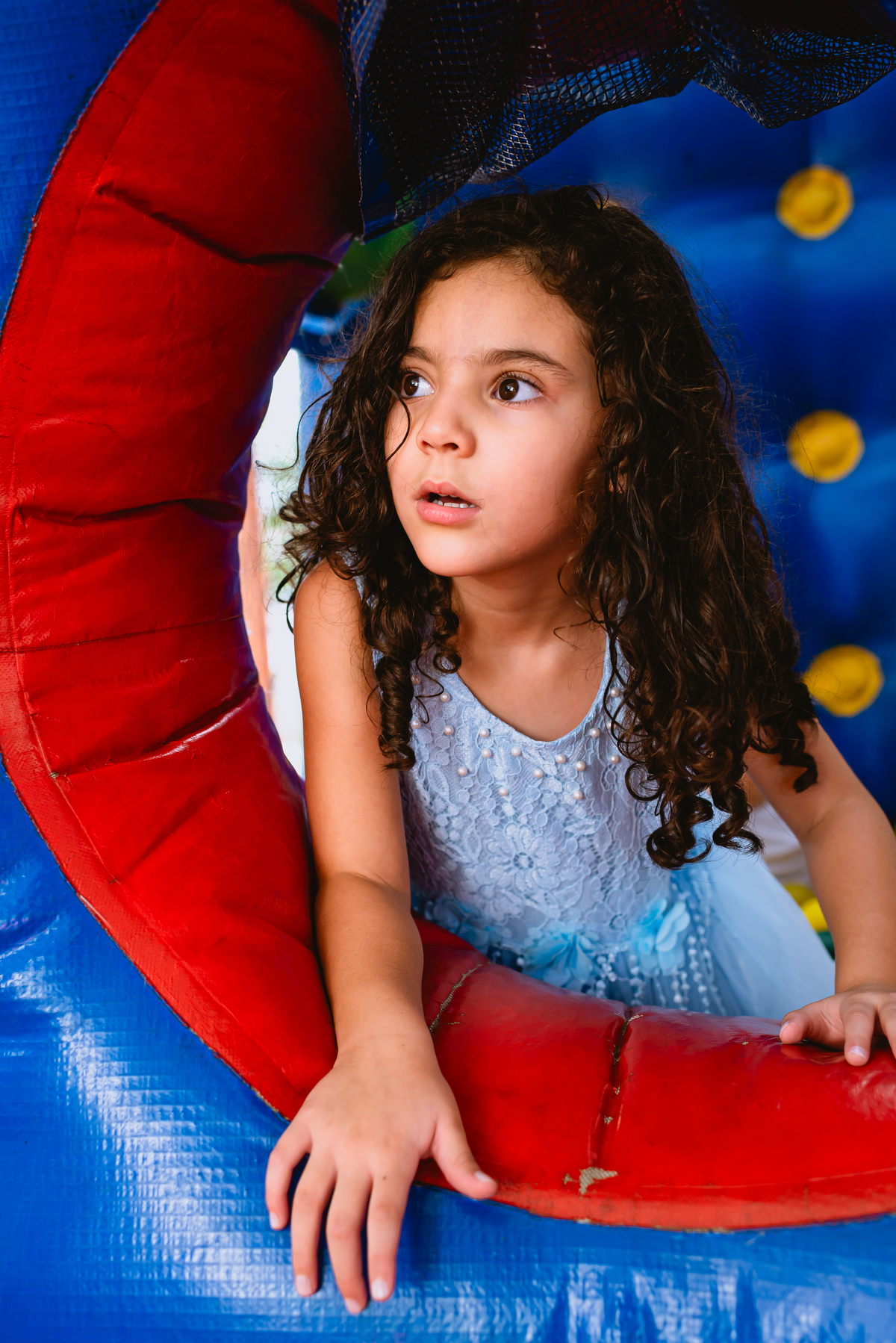foto de festa de crianças - fotógrafo infantil - criança brincando no brinquedo inflável