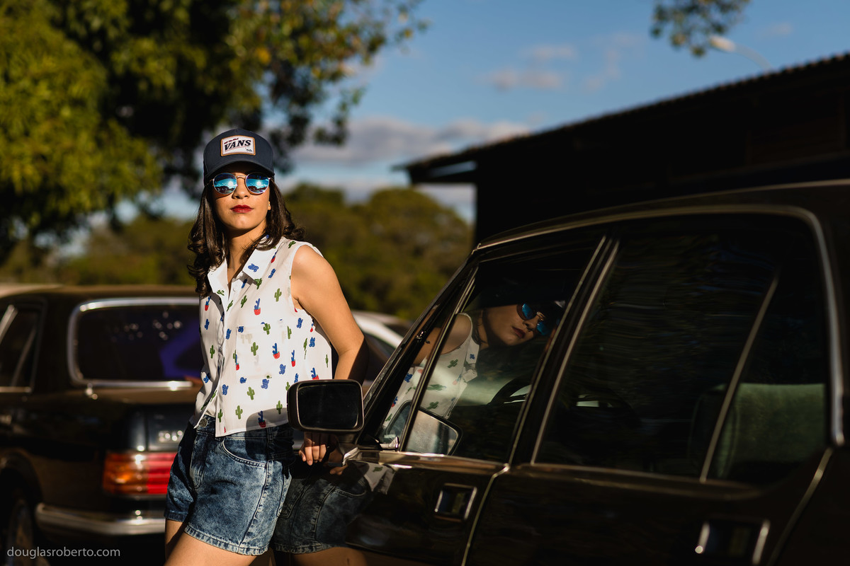 debutante posando com o carro