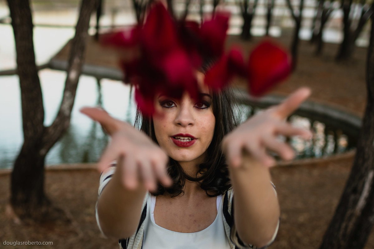 debutante jogando flores