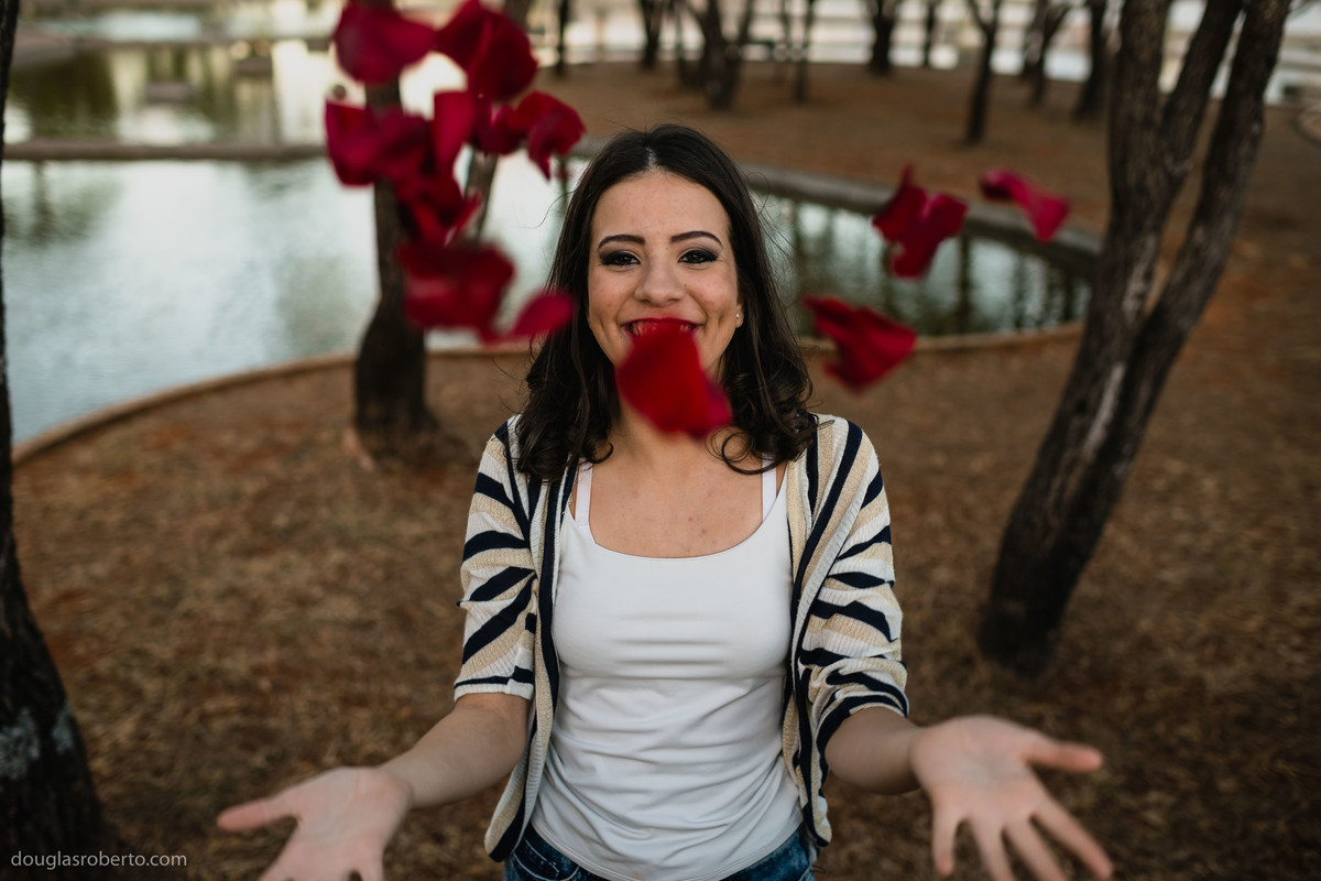 debutante jogando flores