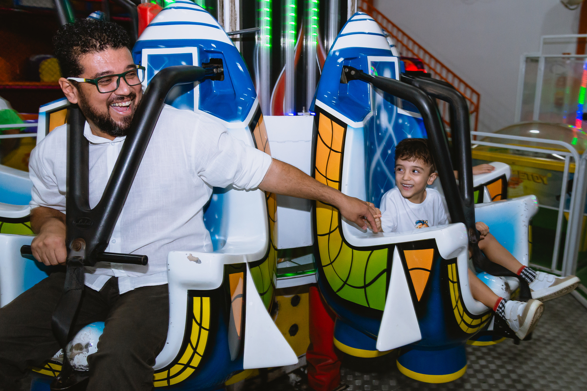 foto de festa de crianças - fotógrafo infantil - espaço clubkids - pai e filho brincando 