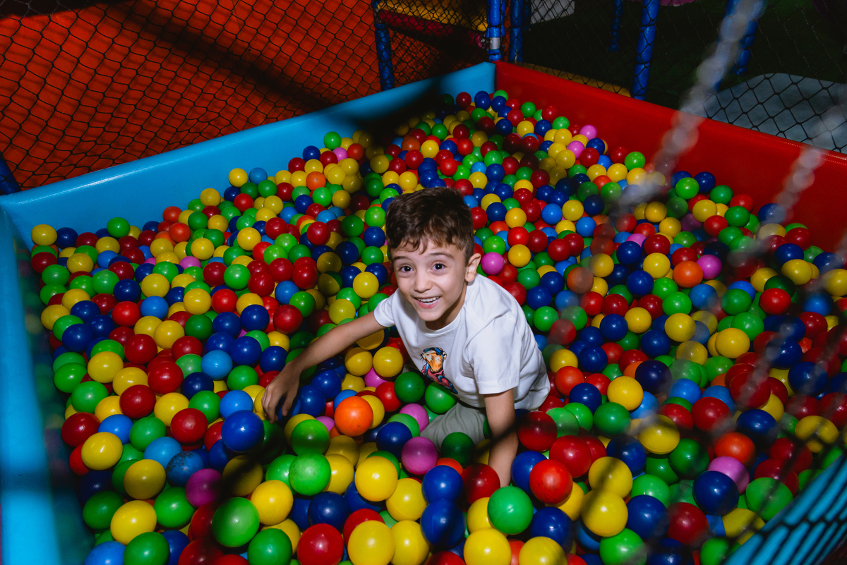foto de festa de crianças - fotógrafo infantil - crianças brincando na piscina de bolinhas