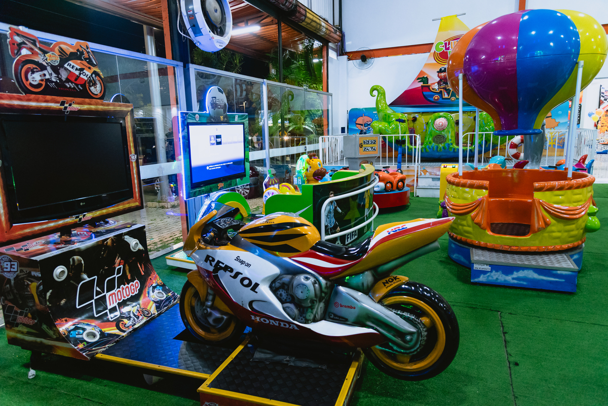 foto de festa de crianças - fotógrafo infantil - decoração - de hot-wheels - espaço clubkids