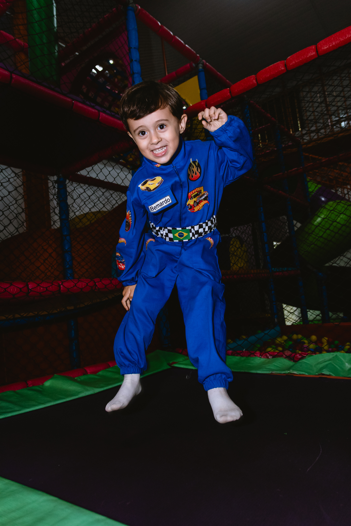 foto de festa de crianças - fotógrafo infantil - brincando no pula pula