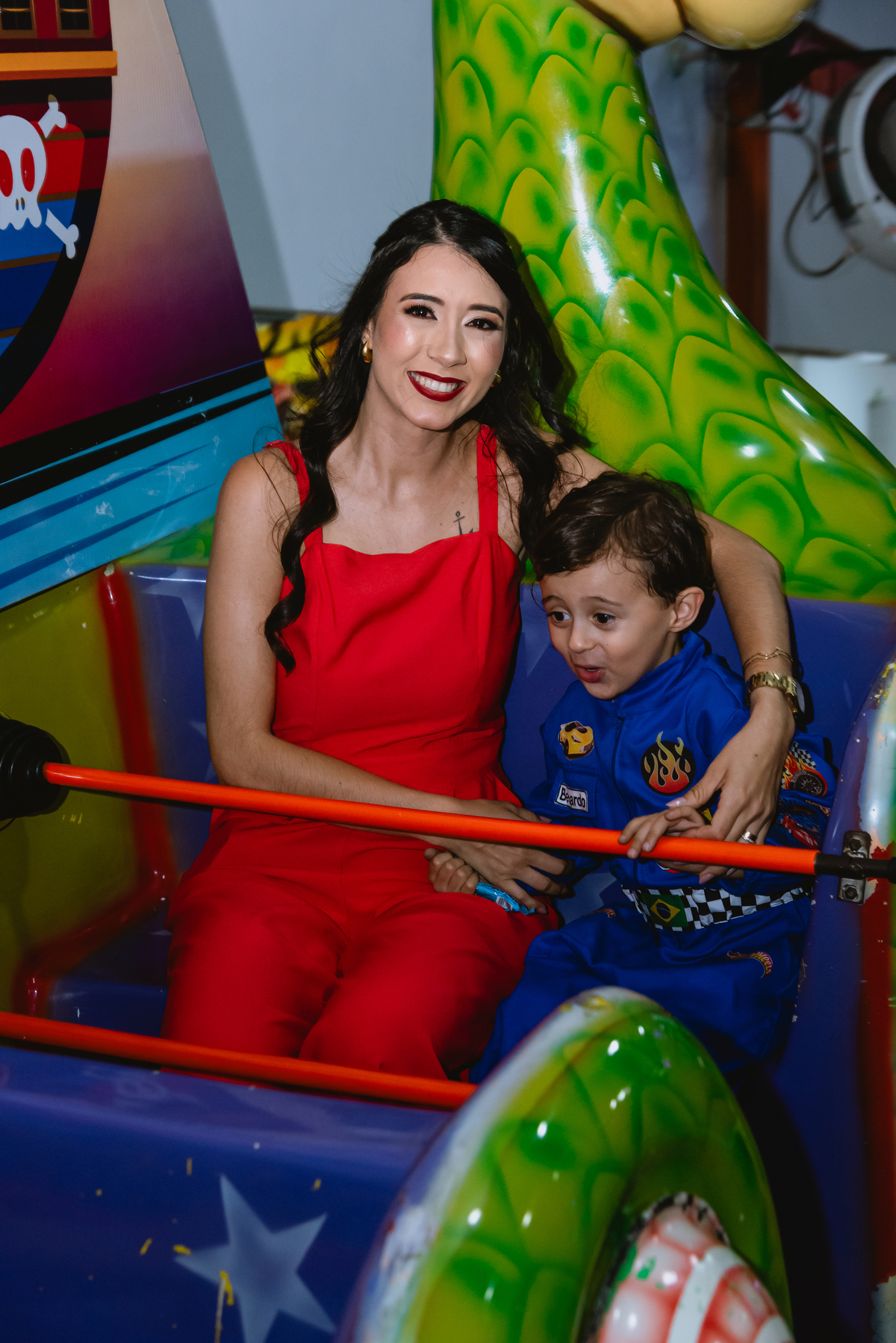 foto de festa de crianças - fotógrafo infantil - brincando com a mãe