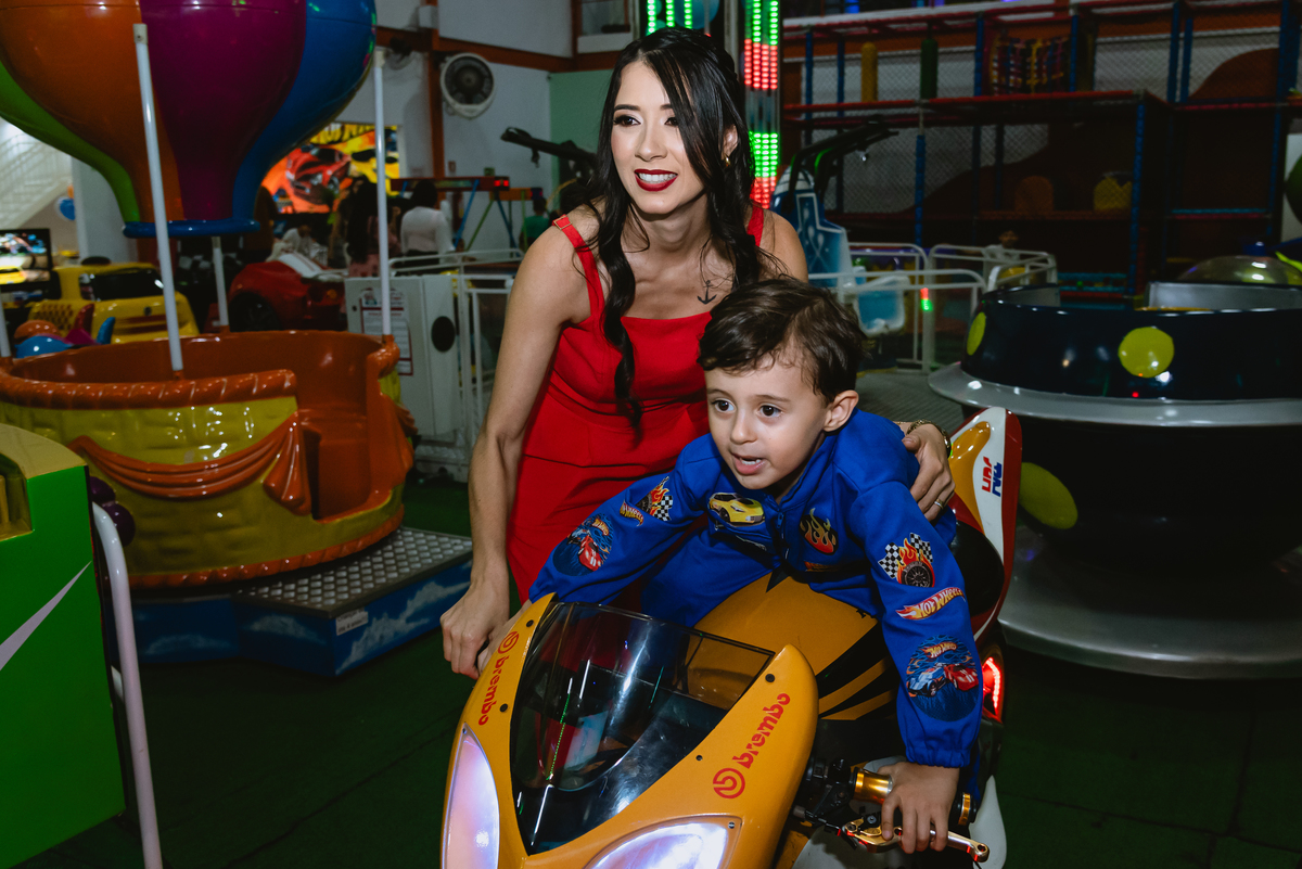foto de festa de crianças - fotógrafo infantil - brincando com a mãe