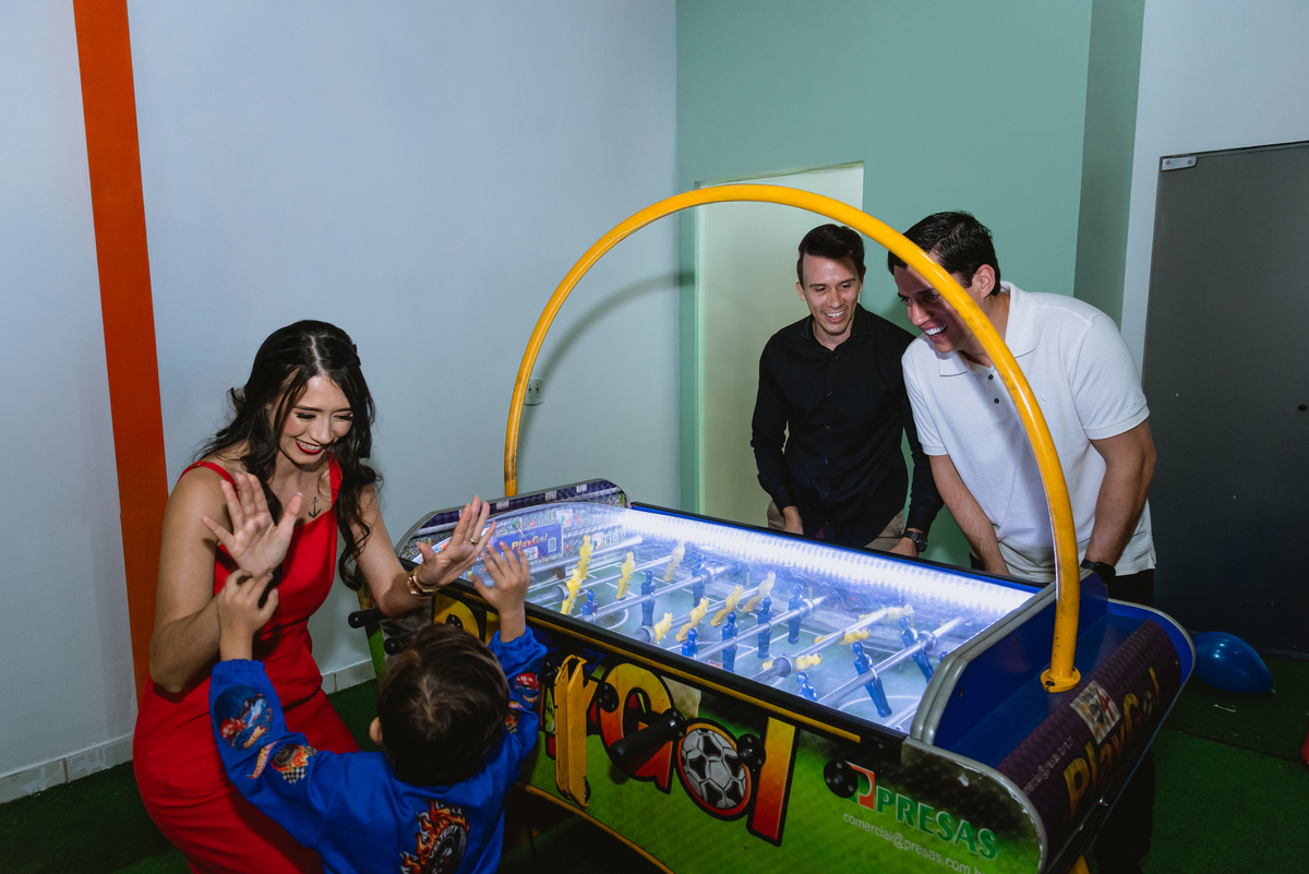 foto de festa de crianças - fotógrafo infantil - brincando com os pais