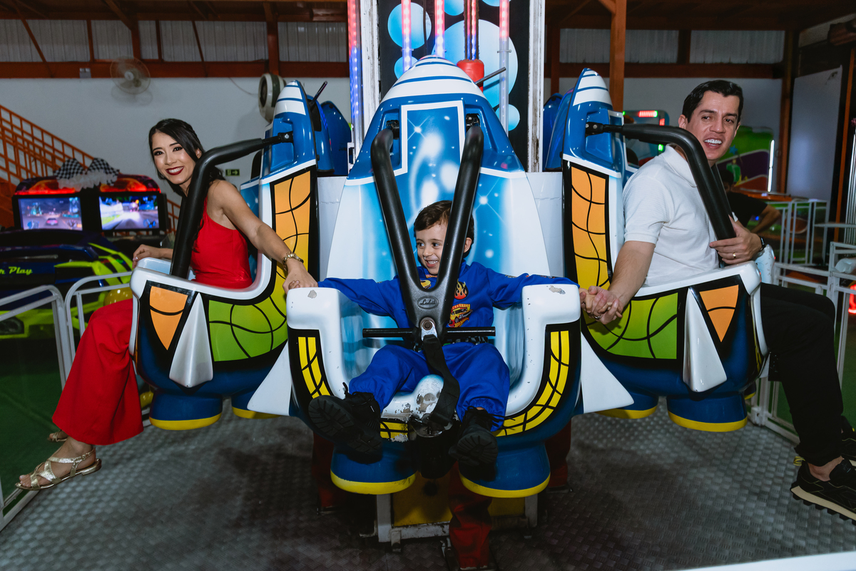 foto de festa de crianças - fotógrafo infantil - brincando com os pais