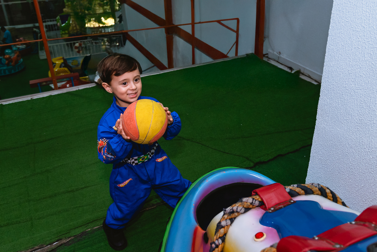 foto de festa de crianças - fotógrafo infantil - brincando de basquete
