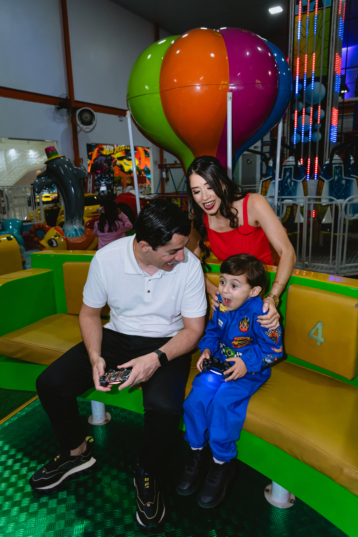 foto de festa de crianças - fotógrafo infantil - brincando com o pai e a mãe
