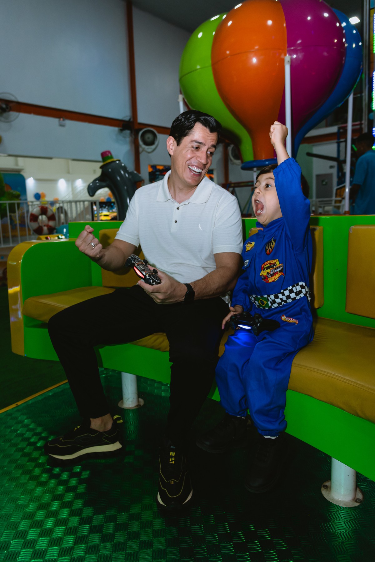 foto de festa de crianças - fotógrafo infantil - brincando com o pai de video game