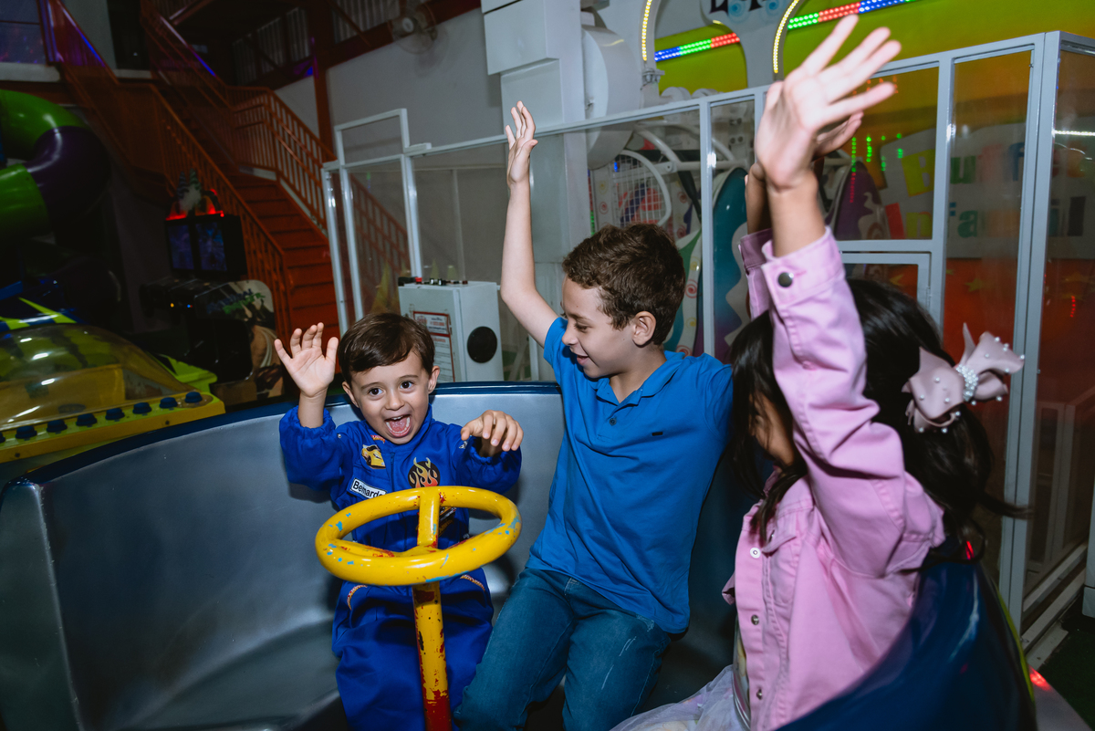 foto de festa de crianças - fotógrafo infantil - brincando com amigos