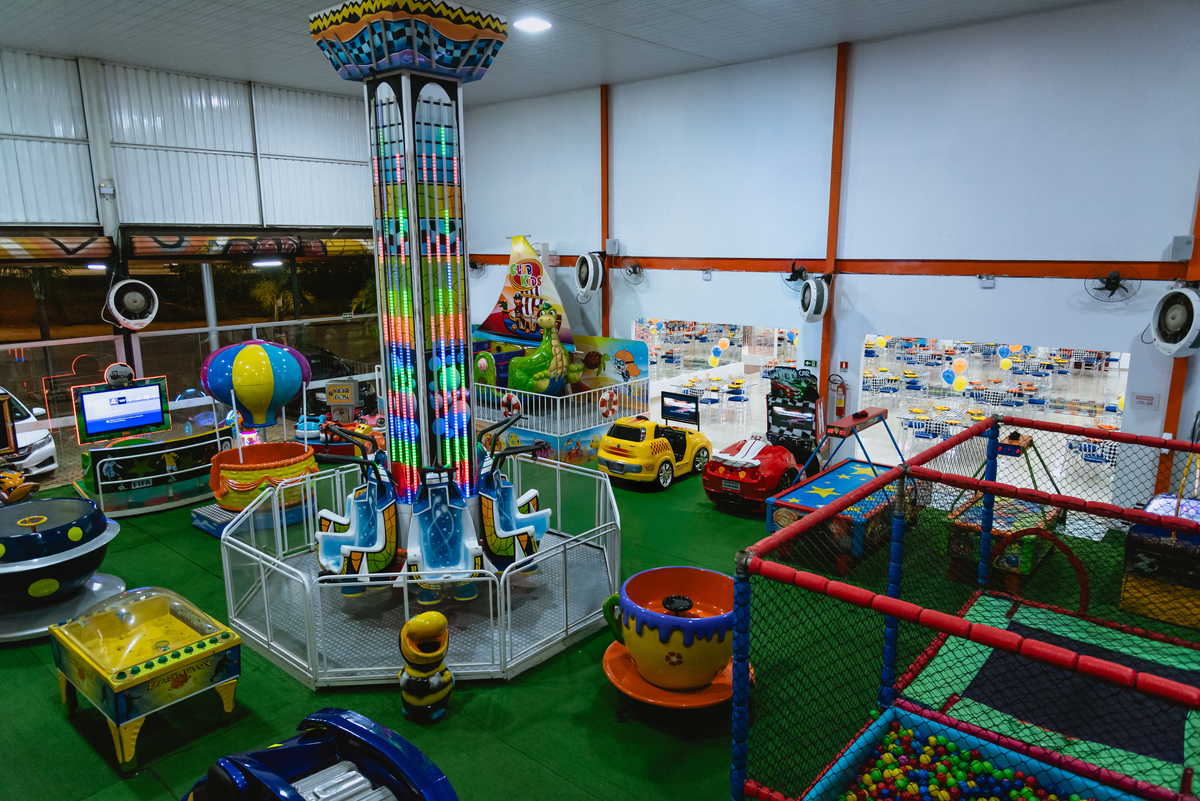 foto de festa de crianças - fotógrafo infantil - decoração - de hot-wheels - espaço clubkids