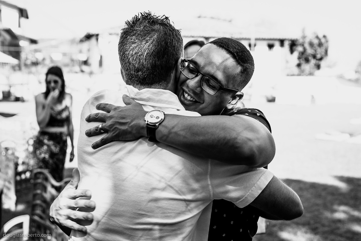 melhores amigos dando um abraço