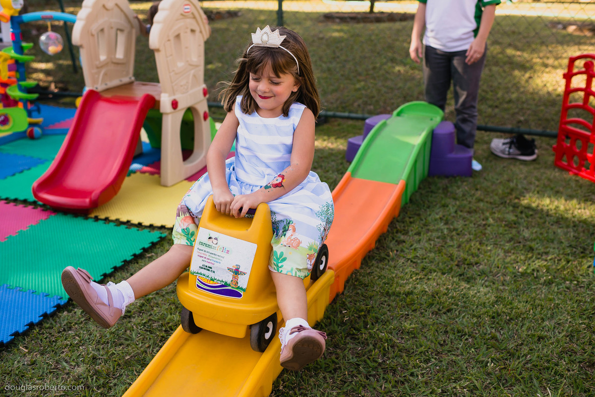 criança brincando de montanha russa