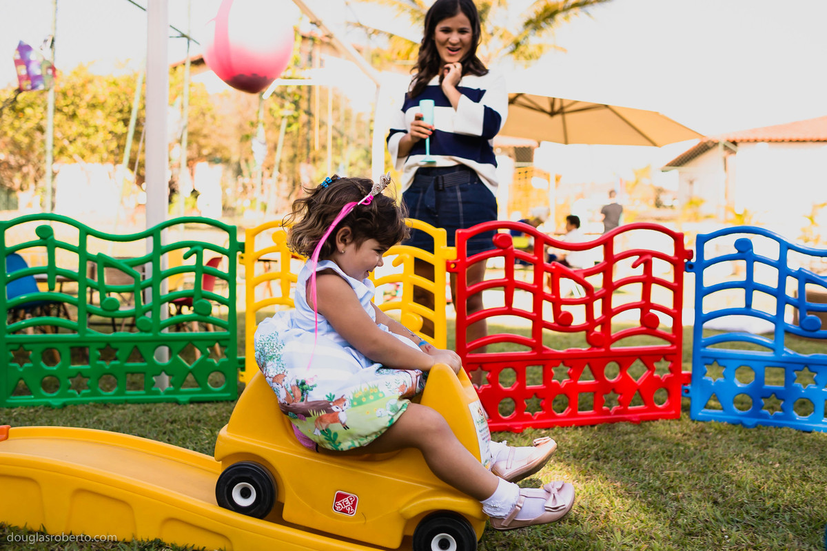 criança brincando de montanha russa