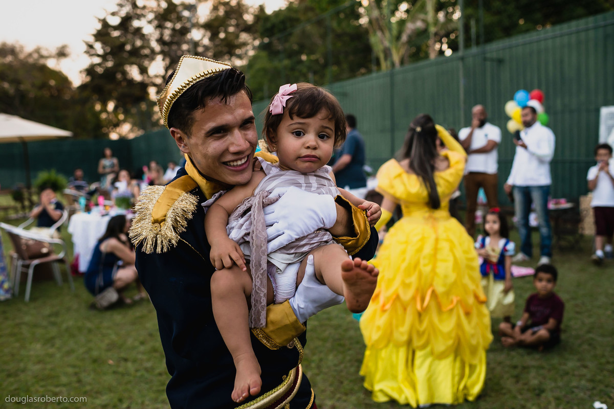 criança dançando com o príncipe